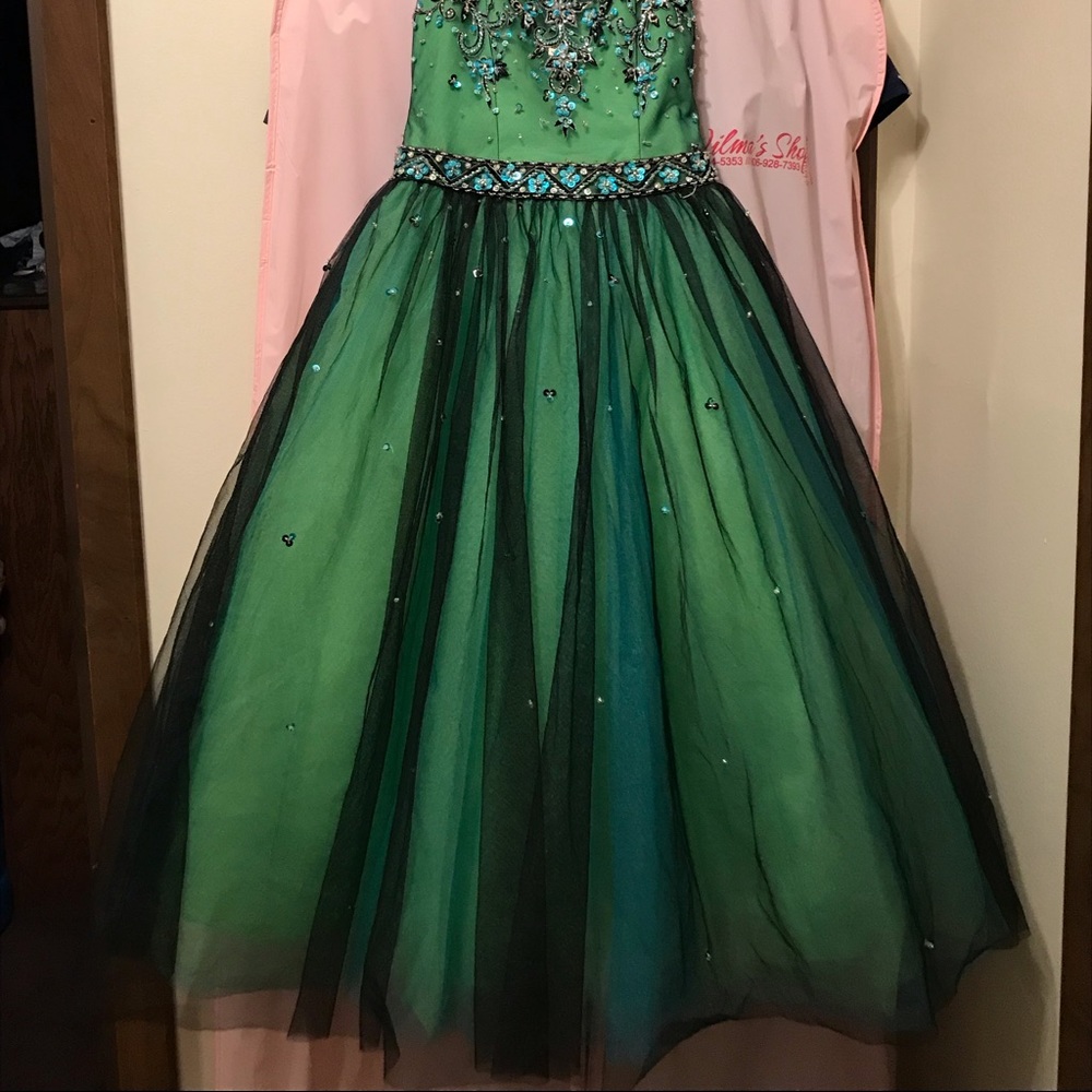 Girls size 4 Formal dress. Excellent condition.